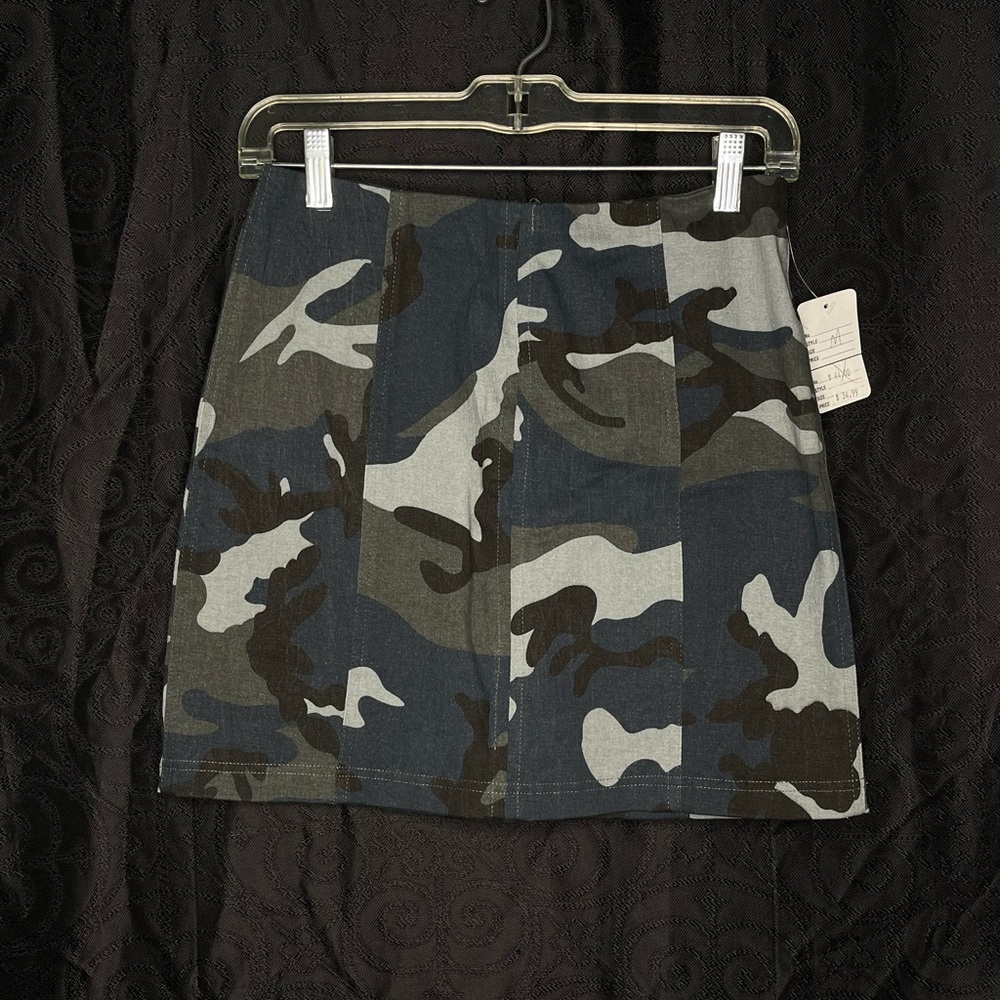 Never worn, Camo print, Jean mini skirt with zipper